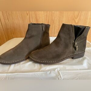 Clarks Khaki Suede Ankle Boots Women’s Size 8 , Side Zip Detail ( READ 👇🏼)